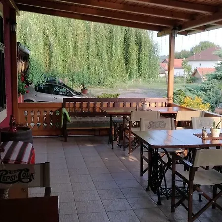 Hangonyi Pizzeria Es Vendeghaza *