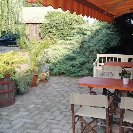 Hangonyi Pizzeria Es Vendeghaza Hangony