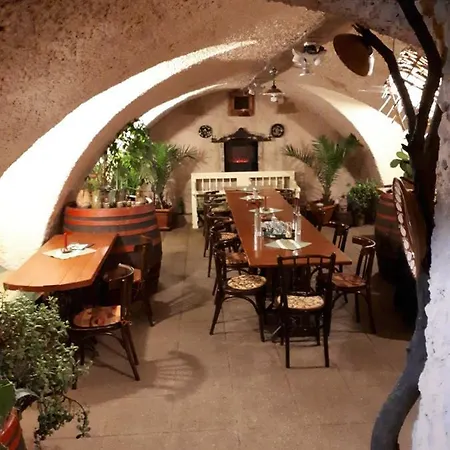 Hangonyi Pizzeria Es Vendeghaza Vendégház