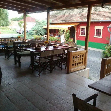 Hangonyi Pizzeria Es Vendeghaza Guest house