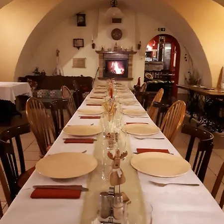 Hangonyi Pizzeria Es Vendeghaza *