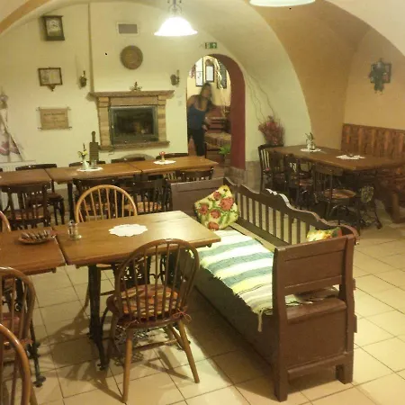 Hangonyi Pizzeria Es Vendeghaza Hangony