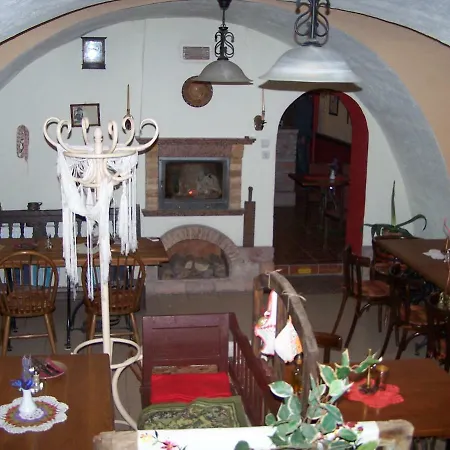 Hangonyi Pizzeria Es Vendeghaza *