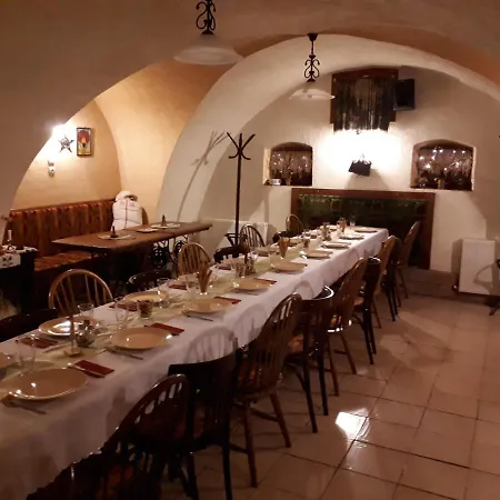 Hangonyi Pizzeria Es Vendeghaza *
