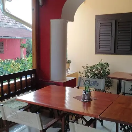 Hangonyi Pizzeria Es Vendeghaza Guest house Hangony