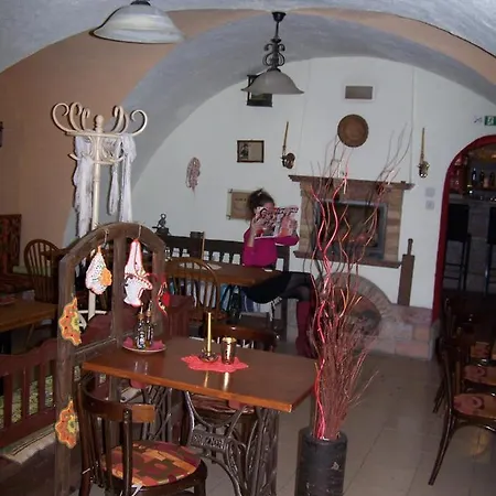 Hangonyi Pizzeria Es Vendeghaza *
